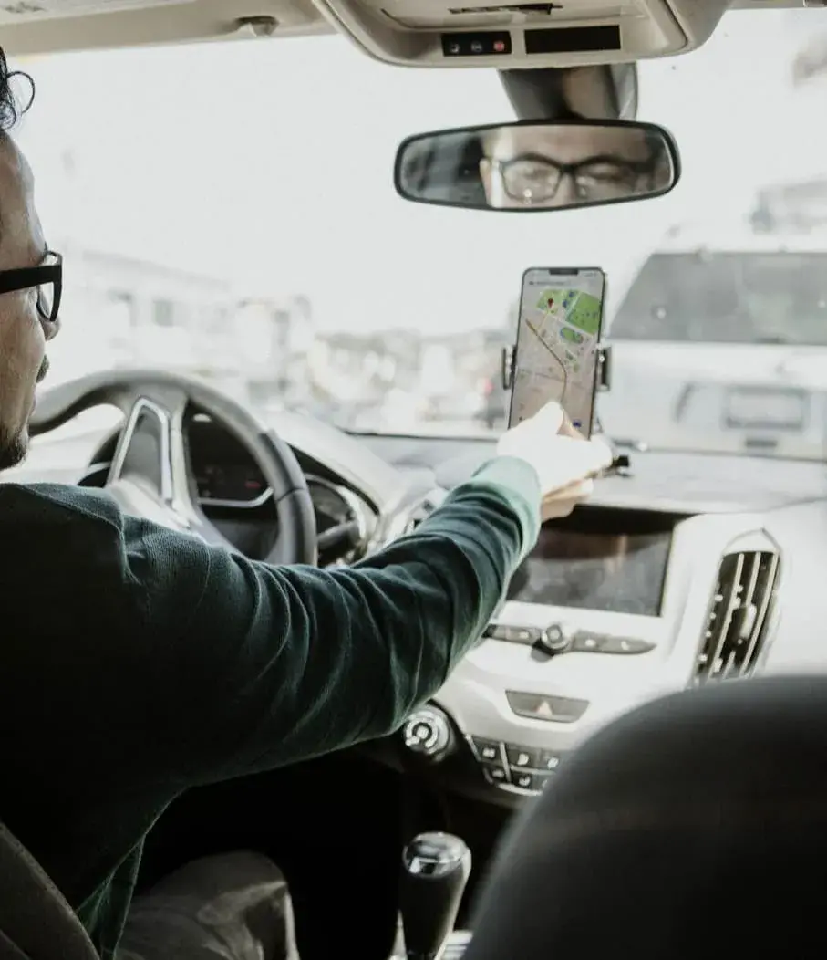 Chauffeur professionnel de CD Taxi Ottignies au volant